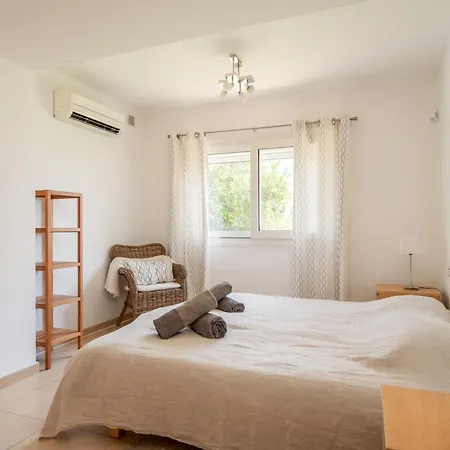 Spacious 3br With Pool And Sea Views