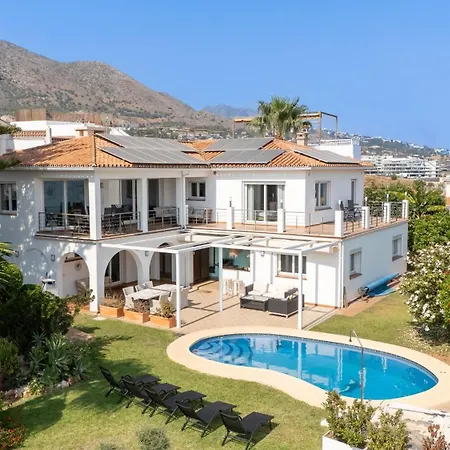 Spacious 3Br Villa With Pool And Sea Views 푸엔히롤라