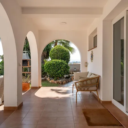 Spacious 3Br Villa With Pool And Sea Views *