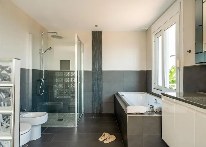 Spacious 3br With Private Pool And Sea Views 别墅 丰希罗拉